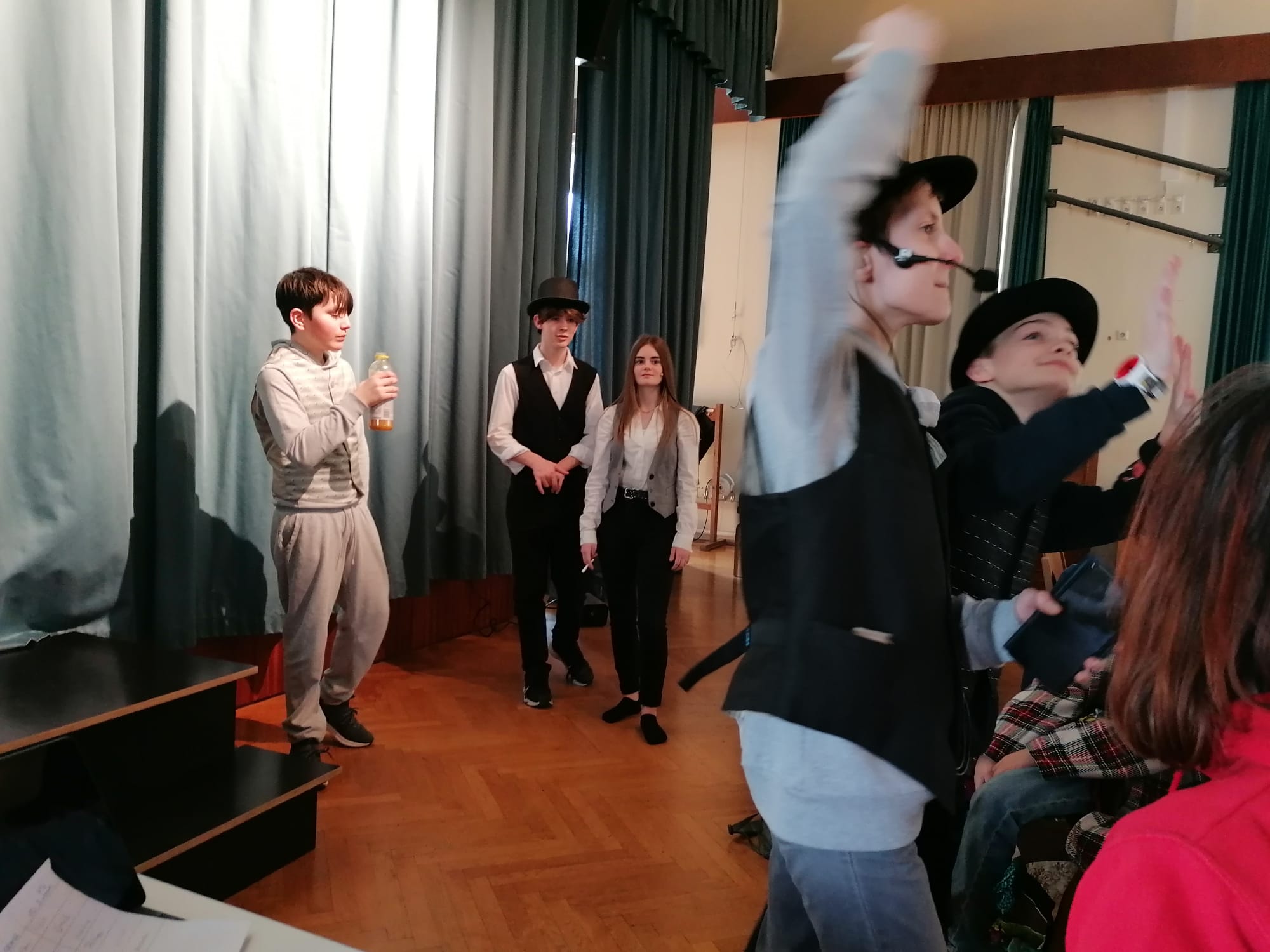 Momo wartet auf Auftritt