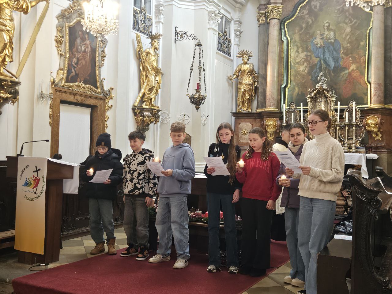 Stimmungsvolle Adventkranzsegnung im Mary Ward-Privatgymnasium